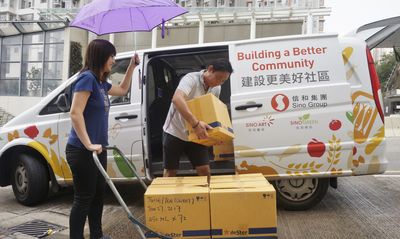 樂餉社車隊無懼風雨，把剩餘食物轉送至本地的慈善機構，幫助有需要的人士。