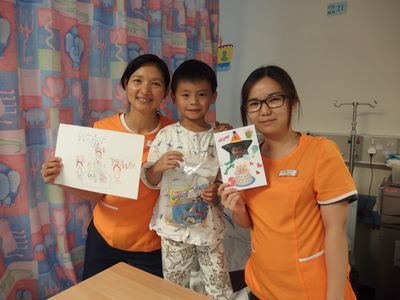 楠楠六歲生日，醫院遊戲師和醫生護士送上祝福。