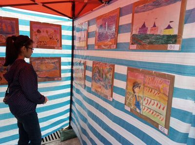 女生Ｋ參與南丫島義工服務，協助兒童籌備小型畫展，發揮自己的藝術專長，增強個人自信心。